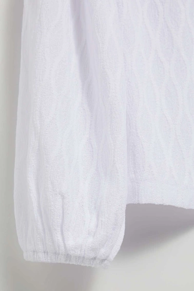 Bluzka z półgolfem i bufiastymi rękawami biała