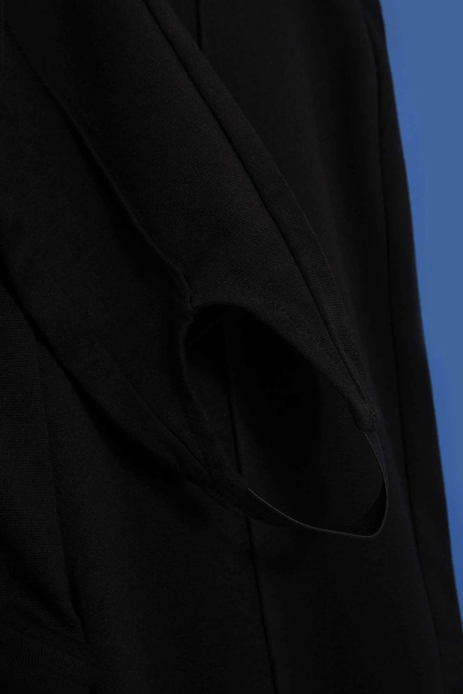 Gładkie spodnie z paskiem na stopie czarne