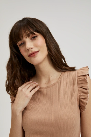 Prążkowana bluzka z falbaną na ramionach beżowa