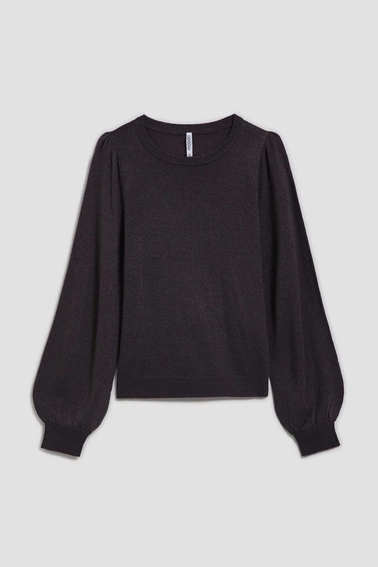 Sweter z bufiastymi rękawami i metaliczną nitką