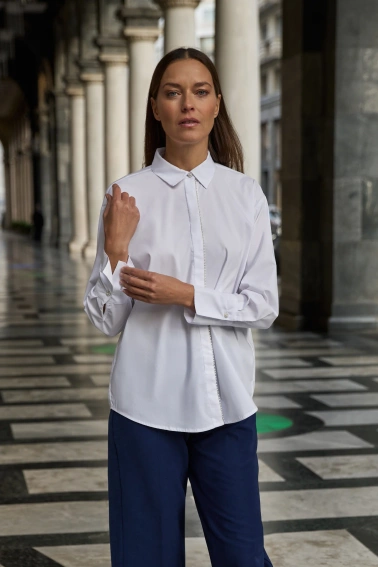 Koszula ozdobiona koralikami biała