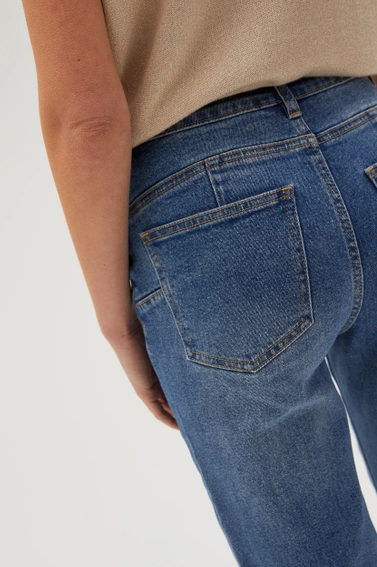 Jeansy z prostymi nogawkami i z przetarciami niebieskie