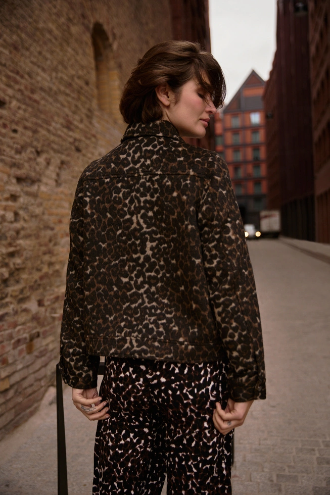 Kurtka w panterkę brązowa
