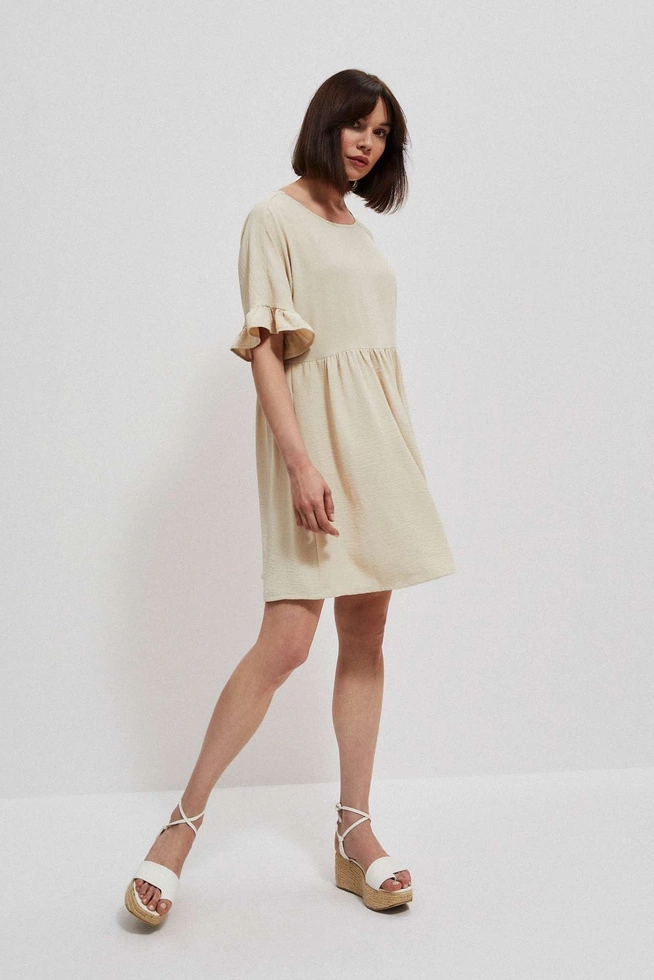 Sukienka z falbaną przy rękawie piaskowa