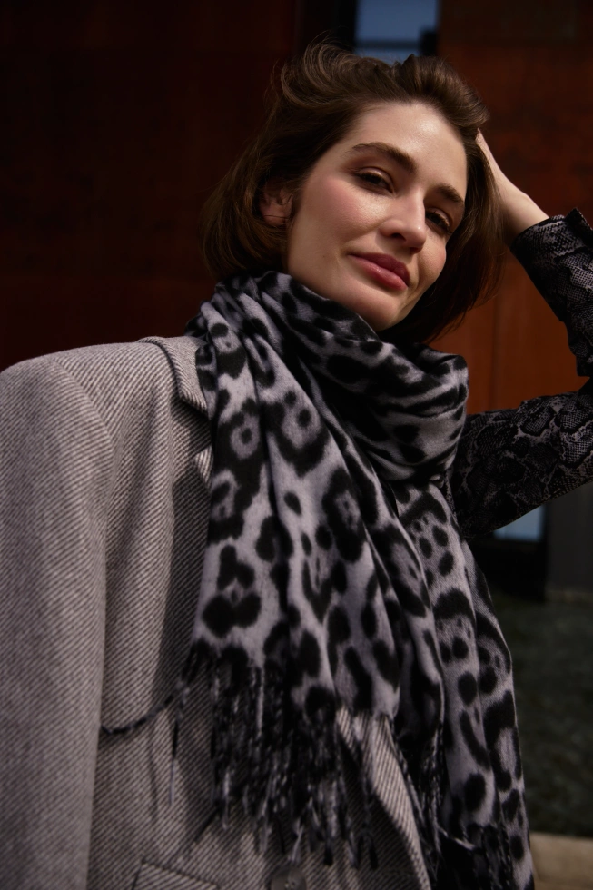 Szal w panterkę szary