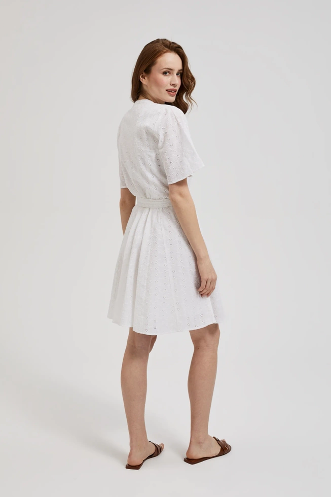 Sukienka zapinana na guziki z paskiem biała