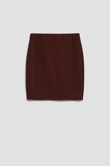 Dopasowana spódniczka o długości przed kolano kasztanowa