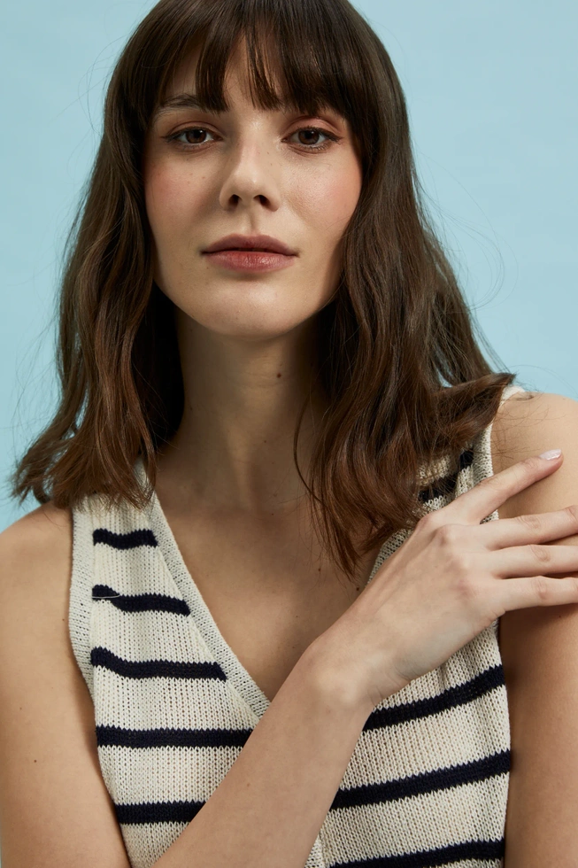 Bluzka w paski z dekoltem w serek i guzikami beżowa