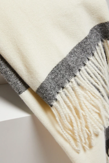 Ciepły szal z frędzlami czarny