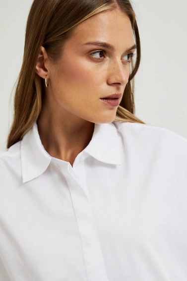 Gładka koszula z przedłużonym tyłem biała