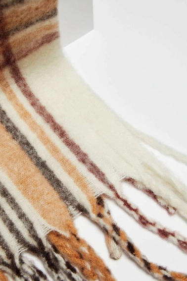 Ciepły szal w kratę perłowy