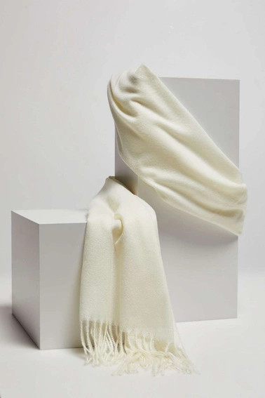 Szalik z delikatnymi frędzlami