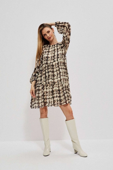 sukienka z wzorzystym printem i falbaną