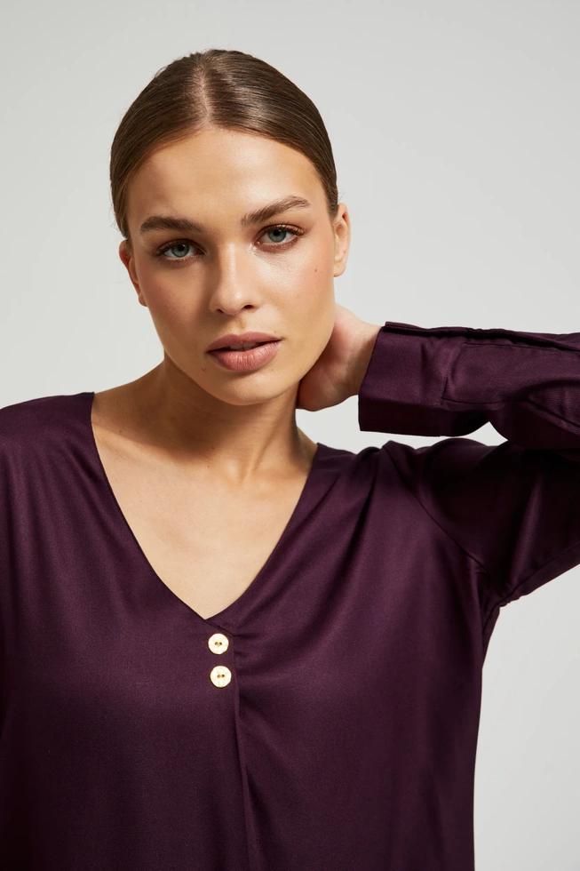 Koszula z dekoltem w serek i ozdobnymi guzikami fioletowa