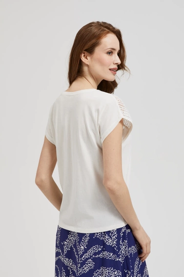 Bluzka z koronką na dekolcie biała
