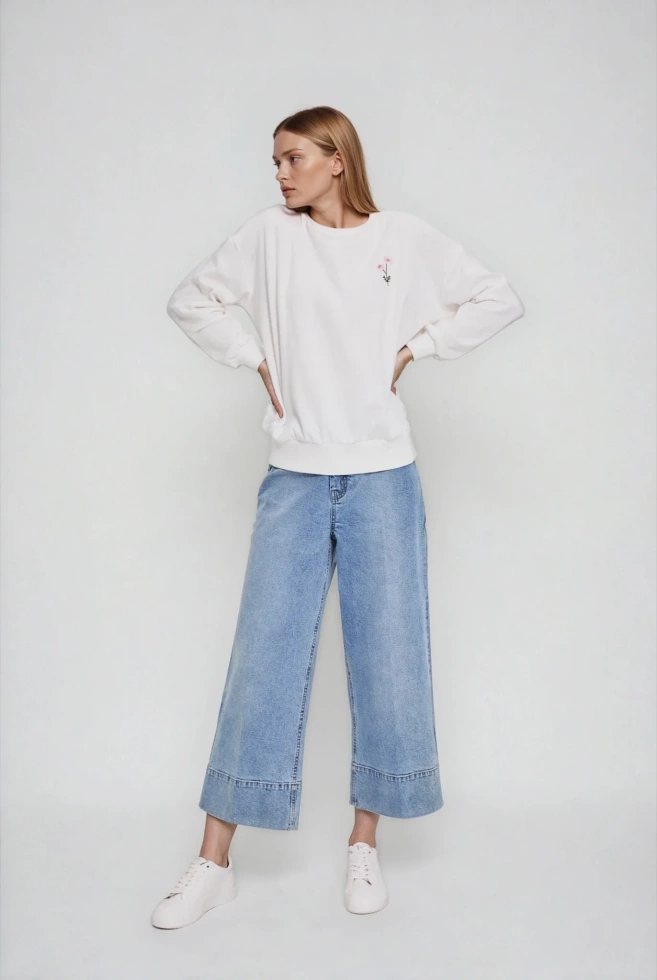 Bluza z haftowanym kwiatem biała