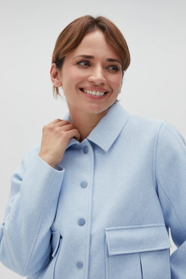 Kurtka z kołnierzem i dużymi kieszeniami błękitna