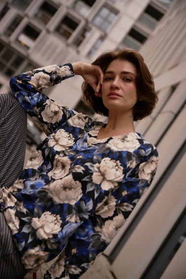 Bluza w kwiaty z dekoltem w serek czarna