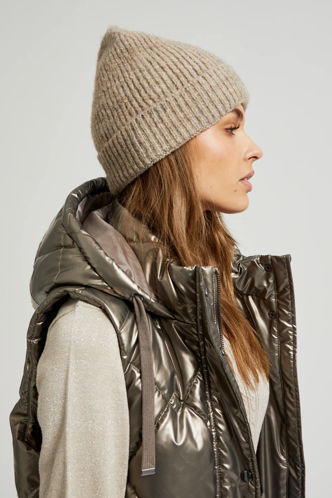 Czapka z metaliczną nitką beżowa