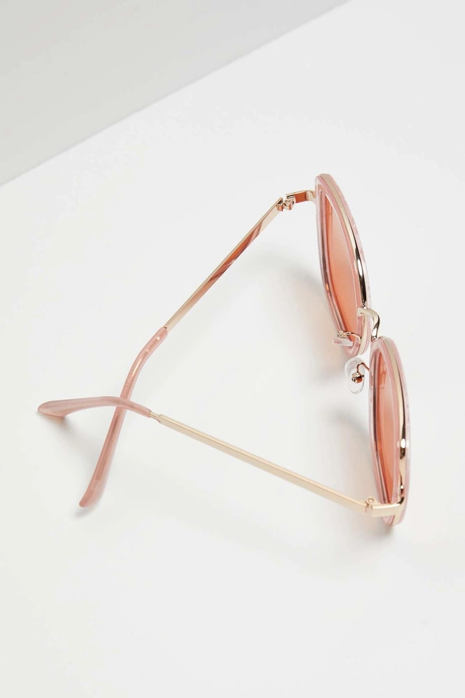 Okulary przeciwsłoneczne ozdobione metalowymi elementami pudrowo-różowe