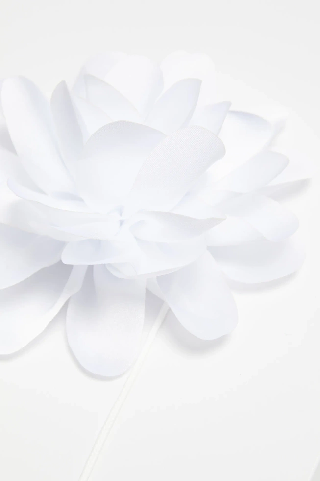 Wiązany choker z materiałowym kwiatem biały