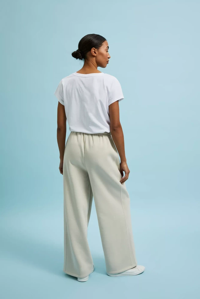 Spodnie dresowe z szerokimi nogawkami wiązane w talii beżowe