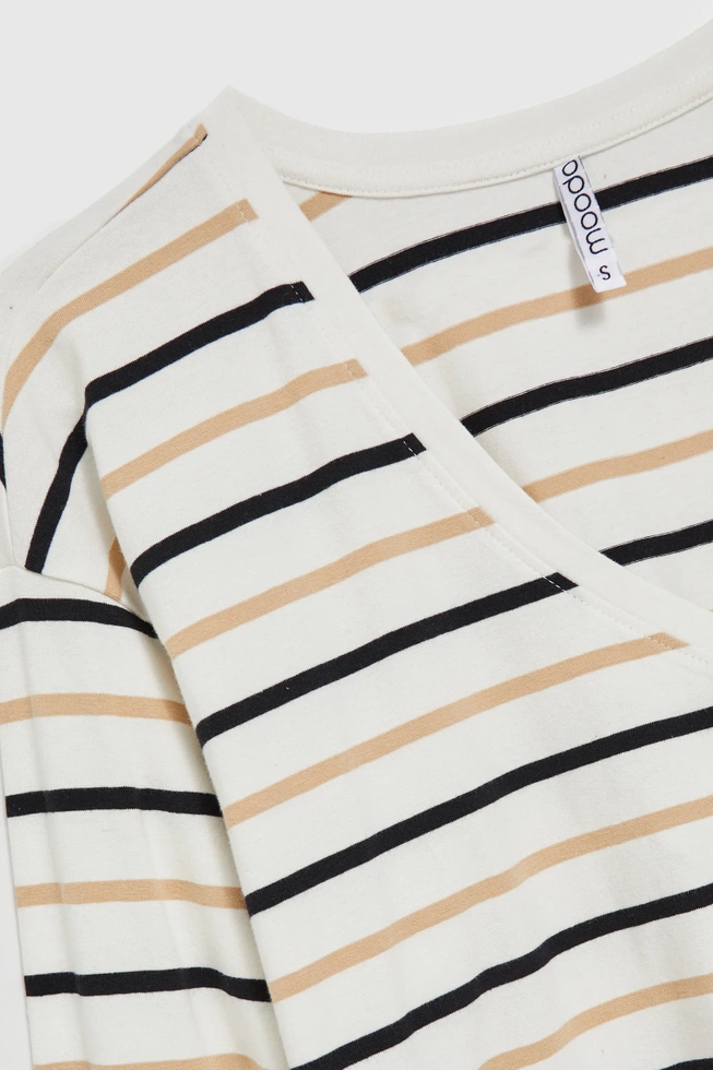 Bluzka w paski z długimi rękawami i dekoltem w serek biała