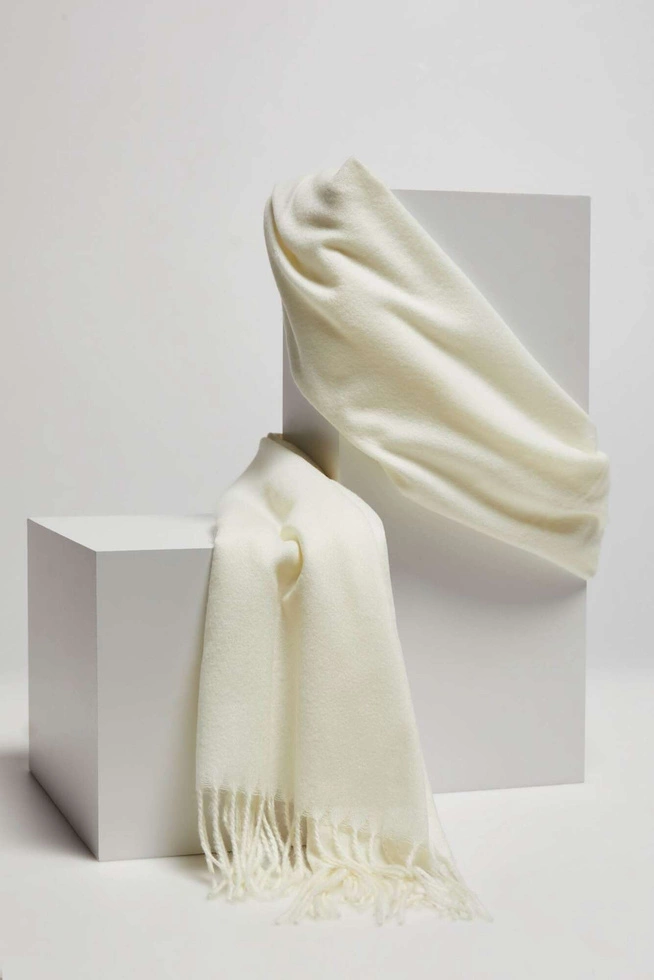 Szalik z delikatnymi frędzlami