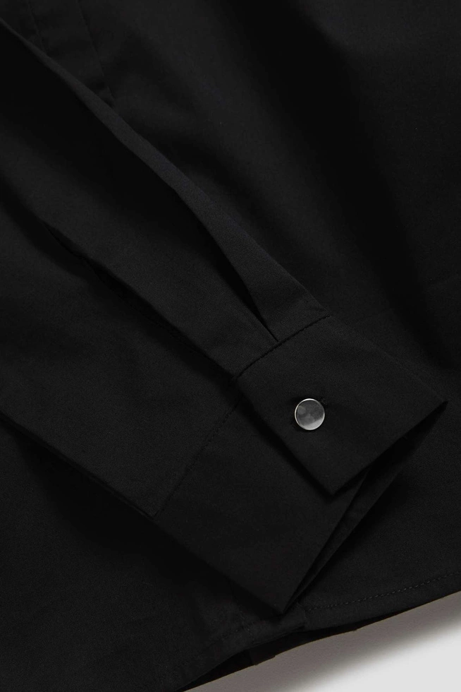 Gładka czarna koszula z ozdobnymi guzikami