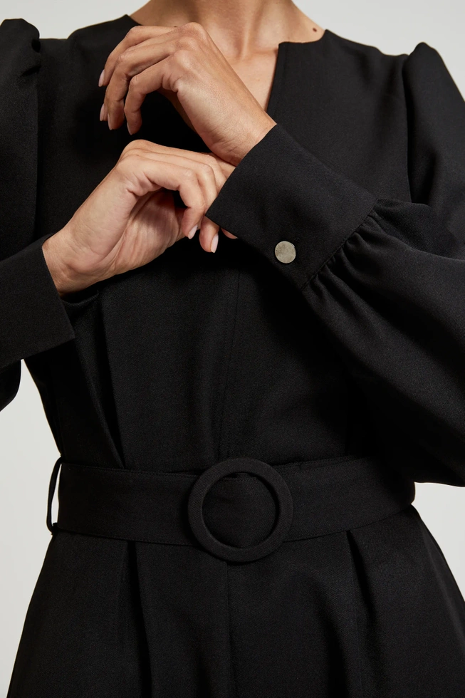 Sukienka z rozkloszowanym dołem i bufiastymi rękawami czarna