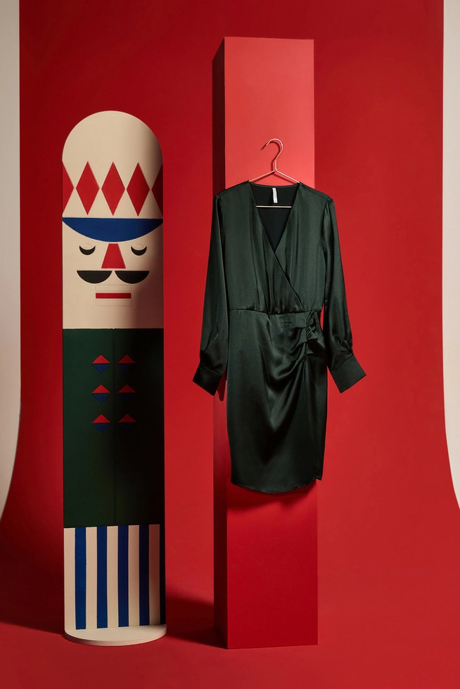 Sukienka z marszczeniem na biodrach zielona