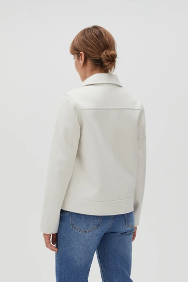 Kurtka z kołnierzem i dużymi kieszeniami beżowa