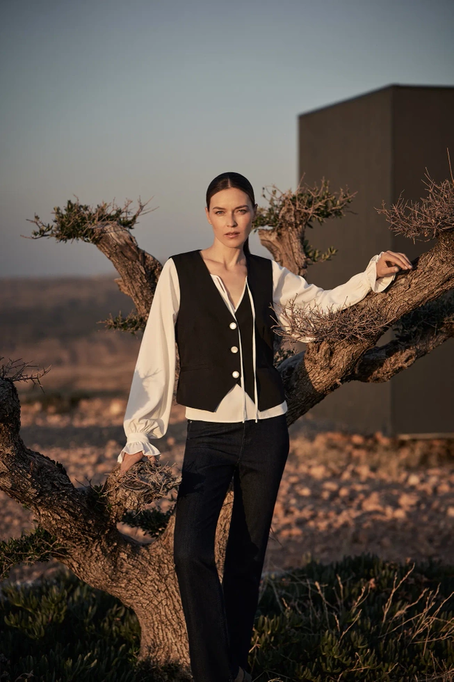 Koszula z bufiastymi rękawami i wiązanym dekoltem biała