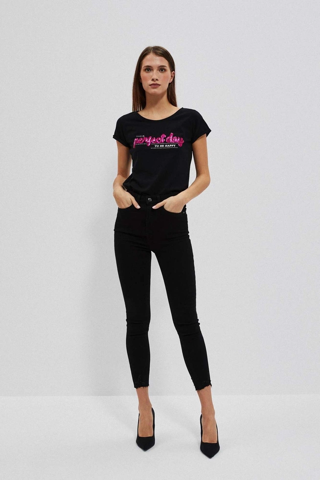 T-shirt z napisem czarny