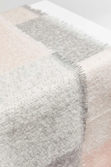 Szalik w kratę z postrzępionym brzegiem pudrowo-różowy