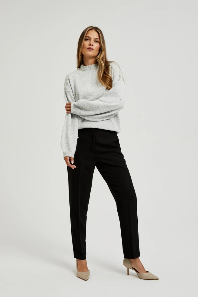 Sweter ozdobiony perełkami szary