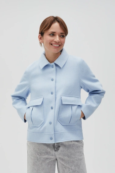 Kurtka z kołnierzem i dużymi kieszeniami błękitna