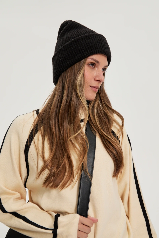 Czapka z metaliczną nitką czarna