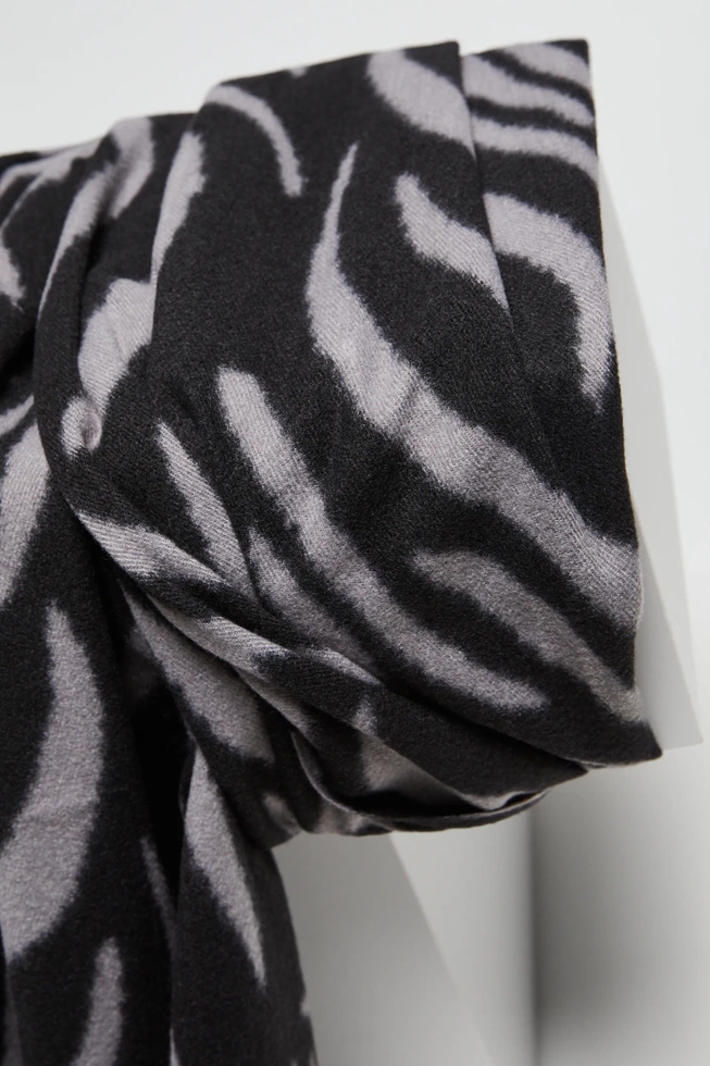 Szal w zwierzęcy wzór szary