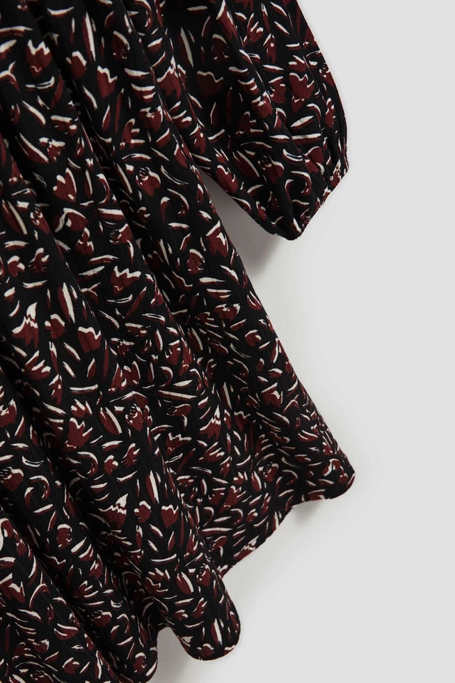 Sukienka z bufiastymi rękawami i rozkloszowanym dołem czarna