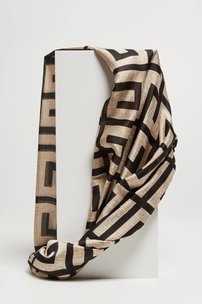 Szalik w geometryczny wzór czarny