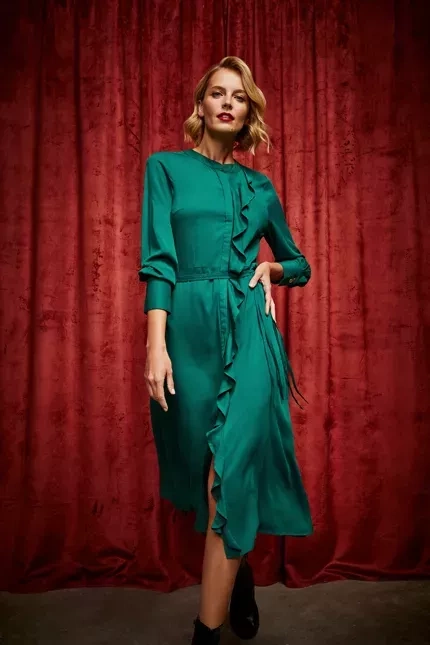 Sukienka midi z falbaną szmaragdowa