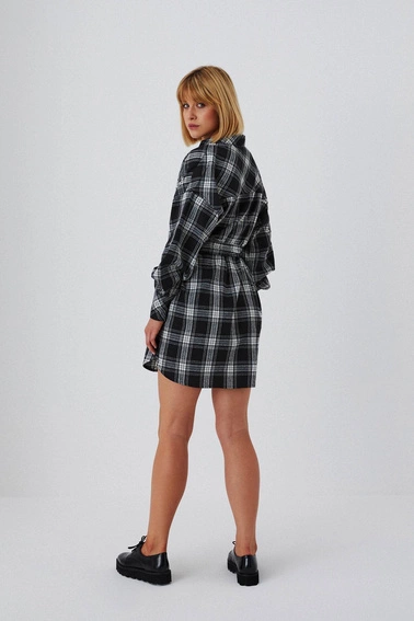 Koszulowa sukienka z wiązaniem