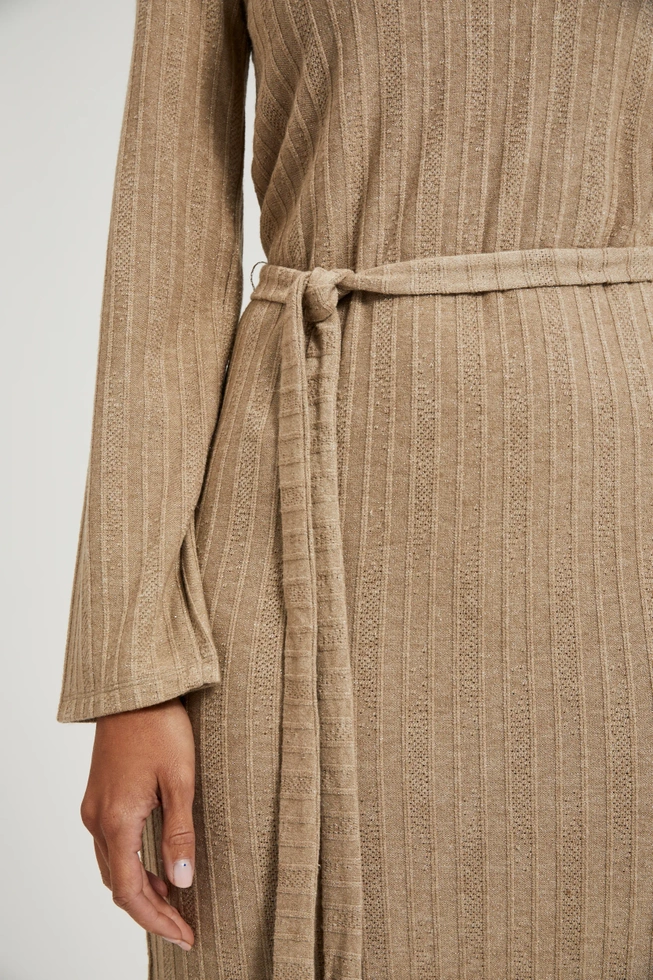 Prążkowana sukienka midi beżowa