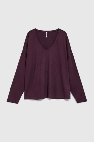 Sweter z dekoltem w serek i obniżoną linią ramion fioletowy
