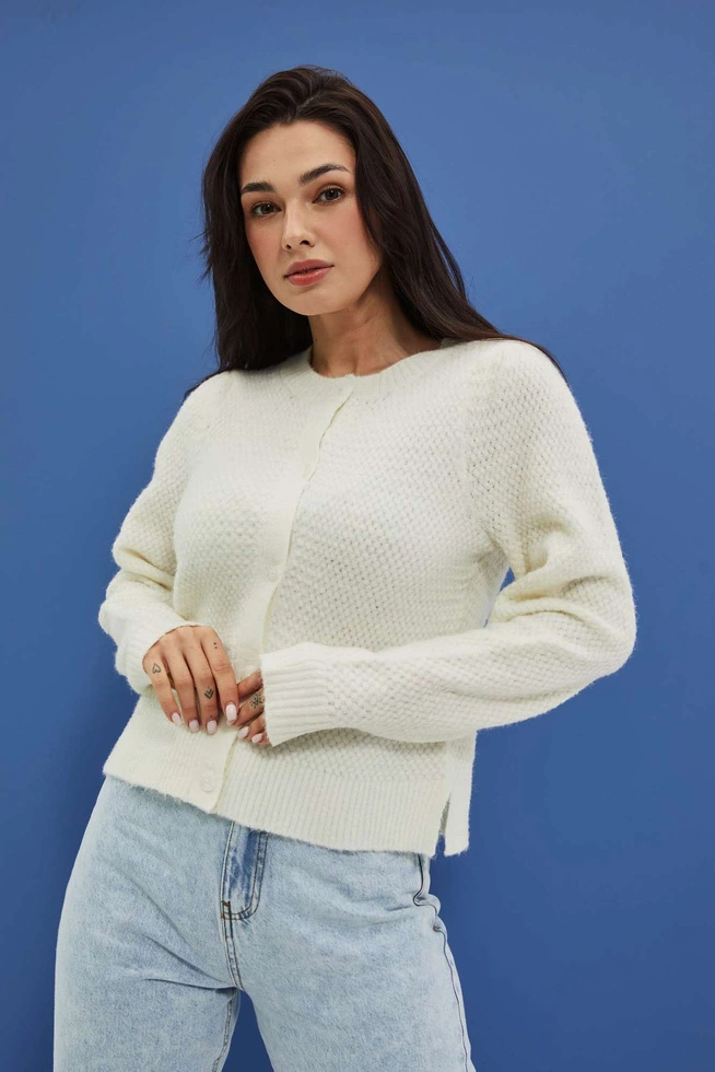 Klasyczny kardigan zapinany na guziki