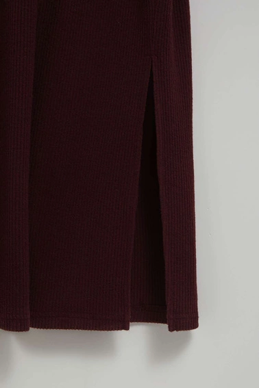 Prążkowana sukienka z golfem