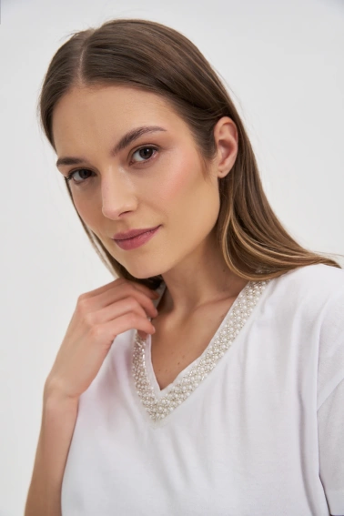 T-shirt z ozdobnym dekoltem biały 