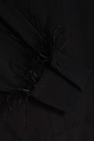 Koszula z ozdobnymi piórami na rękawach