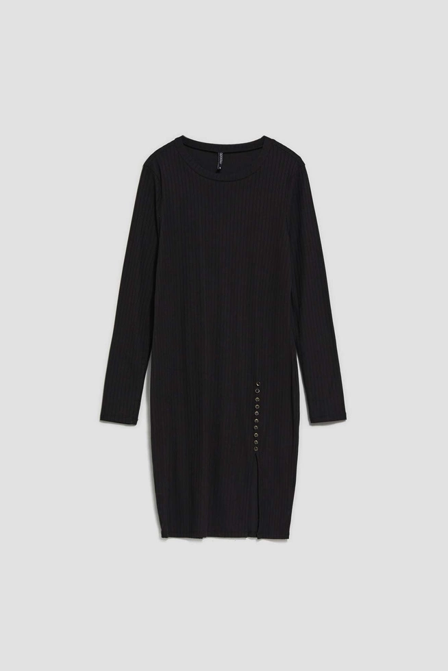 Prążkowana sukienka z ozdobnym guzikami